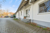 Die perfekte Alternative zum Haus: Repräsentative 3,5-Zimmer-Wohnung mit Garten in Oberelchingen - Hauseingang