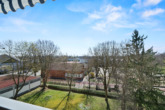 Aussicht - Ludwigsfeld: hochwertig modernisierte 3-Zimmer-Wohnung mit TG-Stellplatz in ruhiger Lage