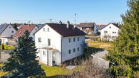 Verwirklichen Sie Ihren Wohntraum: Zweifamilienhaus mit großem Grundstück in Roggenburg-Schießen - Gebäudeansicht Südost