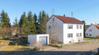 Verwirklichen Sie Ihren Wohntraum: Zweifamilienhaus mit großem Grundstück in Roggenburg-Schießen - Gebäudeansicht West
