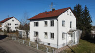 Verwirklichen Sie Ihren Wohntraum: Zweifamilienhaus mit großem Grundstück in Roggenburg-Schießen - Gebäudeansicht (Südwest)