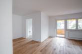 Biberach a.d. Riß: Ansprechend modernisierte 2-Zimmer-Wohnung mit Stellplatz in zentraler Lage - Wohnen (Blick zur Küche)